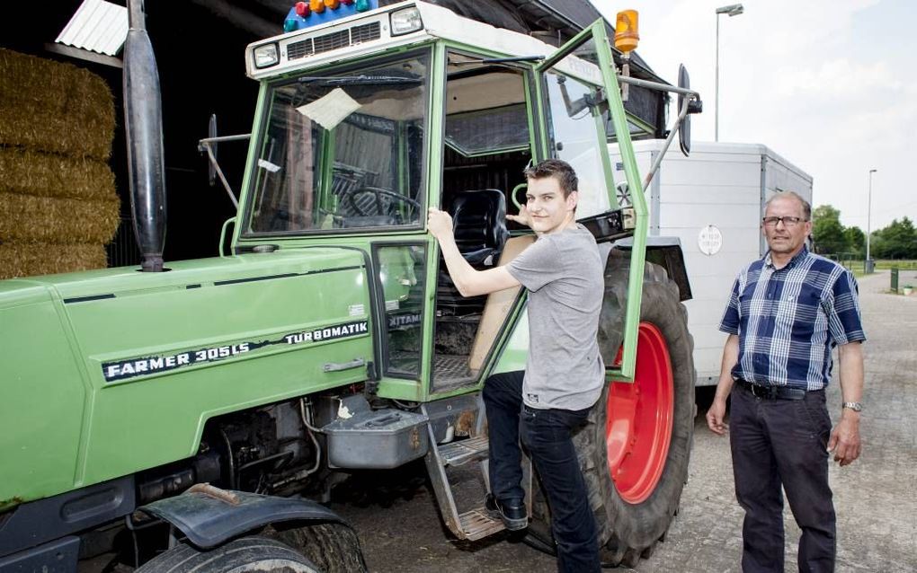 Bennie Penninkhof (16) en examinator Henk Bruggink (61). beeld Dick Vos