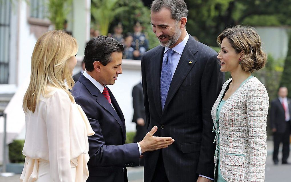 Koning Felipe en koningin Letizia worden begroet door de Mexicaanse president President Enrique Pena Nieto en zijn vrouw Angelica Rivera. beeld EPA