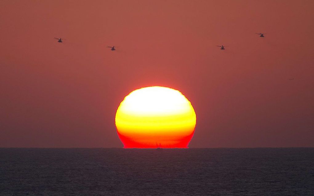 Helikopters van het Israelische leger boven de zee bij Ashdod. De helicopters beveiligen boten. Beeld AFP