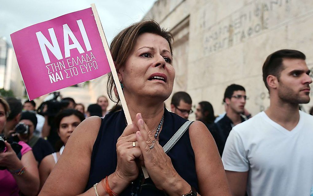 Voorstanders van de euro demonstreren in Athene. beeld AFP