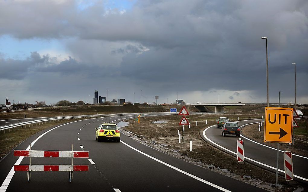 Ondanks meevallers voor het kabinet en de aantrekkende economie komt er voorlopig geen extra geld voor nieuwe snelwegen. beeld ANP