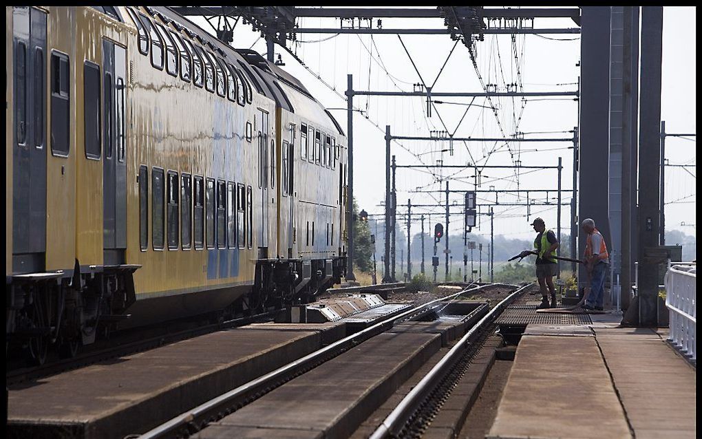 De NS gaat donderdagochtend na 10.00 uur de treindiensten op een aantal trajecten aanpassen vanwege de tropische weersomstandigheden.  beeld ANP