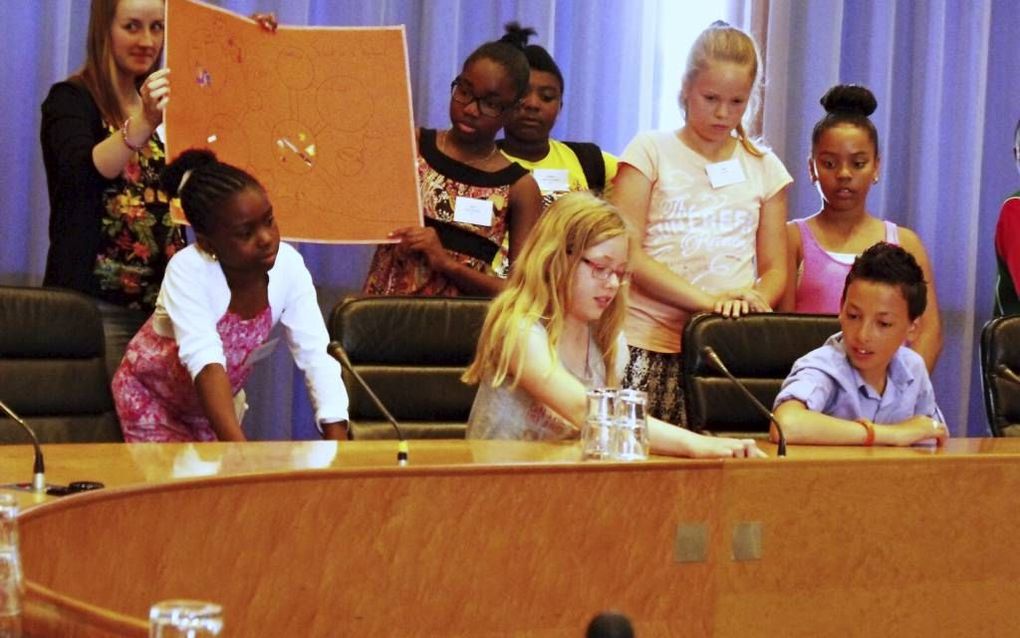 Capelse basisscholieren presenteerden gisteren tijdens een kinderconferentie hun ideeën voor een nieuw op te stellen jeugdbeleid.  beeld Dick den Braber