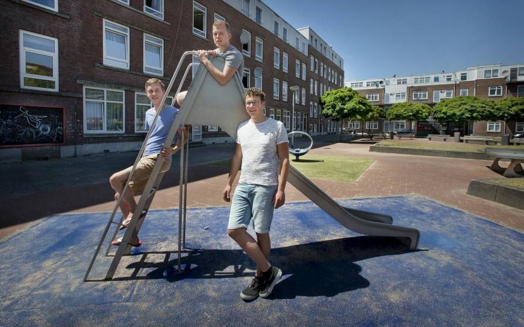 Bewoners van het Spangenhuis in Rotterdam betalen weinig huur. Als tegenprestatie zetten ze zich in voor de wijk. Rechts CHE-student Martijn de Jong.