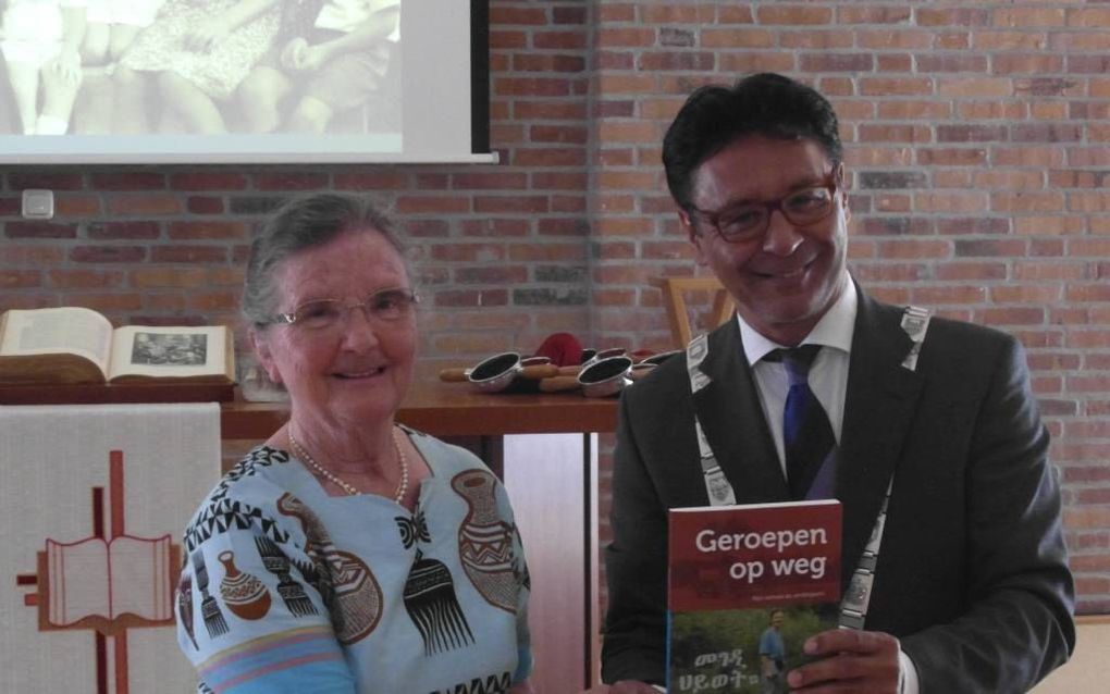 Burgemeester Van der Zwan van Heerenveen nam gisteren het boek ”Geroepen op weg” in ontvangst. Daarin beschrijft Greet Rietkerk (l.), die 32 jaar lang als zendingsarts in Eritrea en Kenia werkte, haar ervaringen. Beeld RD