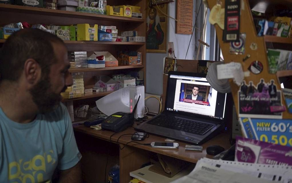 Een Griekse eigenaar van een kiosk. beeld AFP