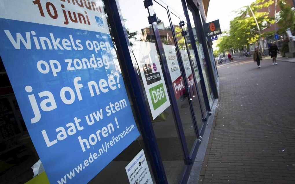 Poster voor het referendum over de koopzondag in Ede. Beeld ANP