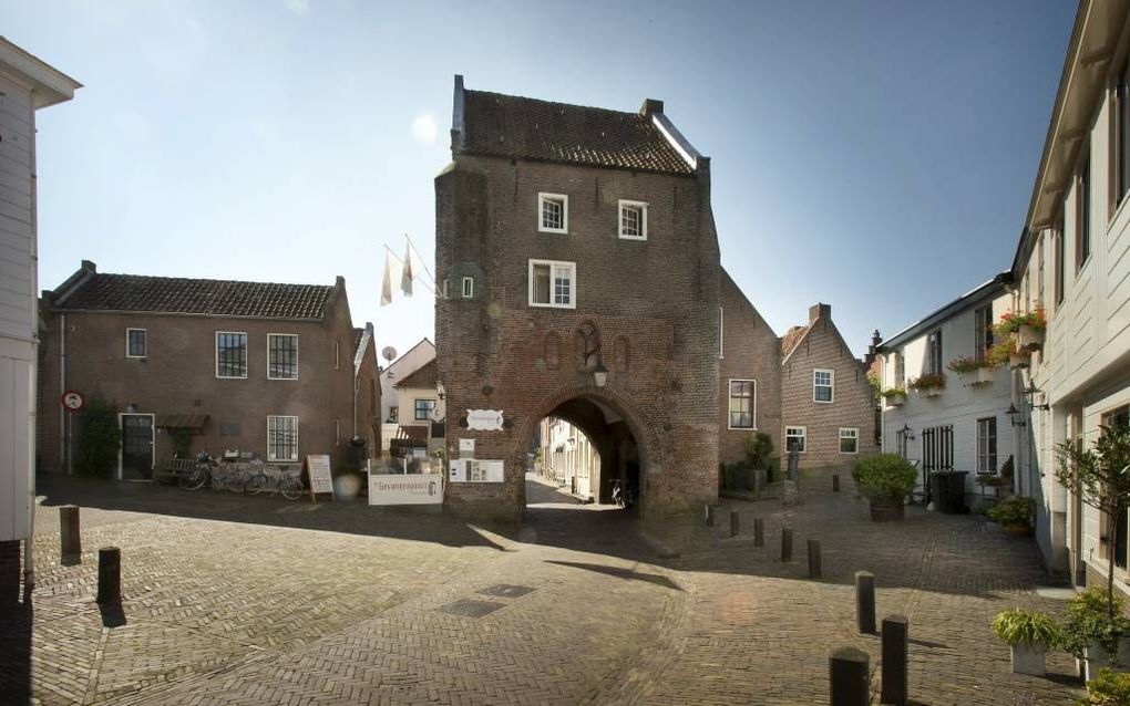 Een poortje in de historische binnenstad van Woudrichem. beeld RD, Henk Visscher