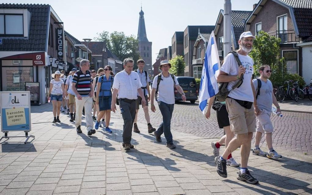 De SGP-Kamerleden Dijkgraaf, Bisschop en Van der Staaij liepen vrijdag 27 kilometer, van Barneveld naar Christenen voor Israël in Nijkerk. beeld Niek Stam