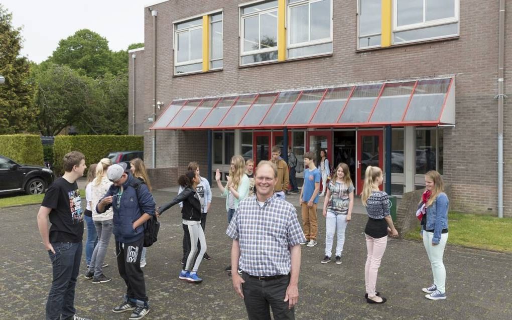 Directeur Henk Visser van mavo De Saad in Damwoude: „Ik zou onze leerlingen graag een diploma geven met mavo erop.”  beeld RD, Henk Visscher