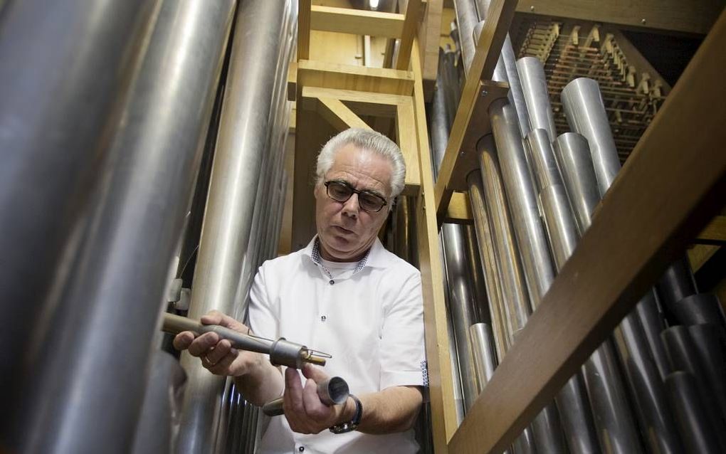 Kees Nijsse, hier in het orgel van de gereformeerde gemeente van Amersfoort. Beeld RD, Henk Visscher