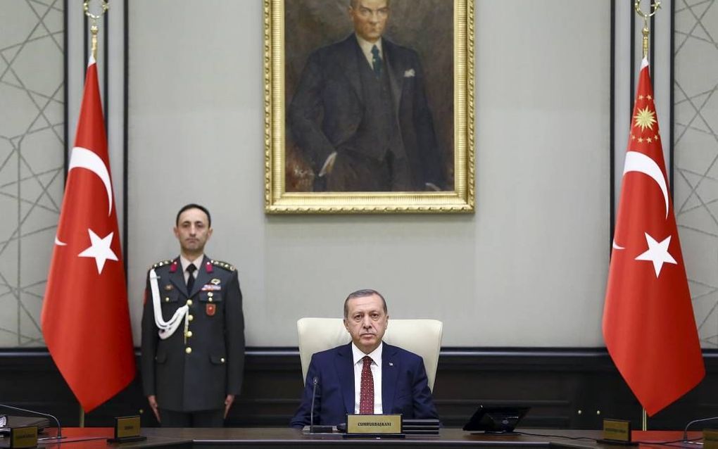 ANKARA. De Turkse president Tayyip Erdogan, maandag tijdens een vergadering van de nationale veiligheidsraad in Ankara. Op de vergadering volgde een spectaculaire troepenopbouw aan de grens met Syrië. beeld AFP