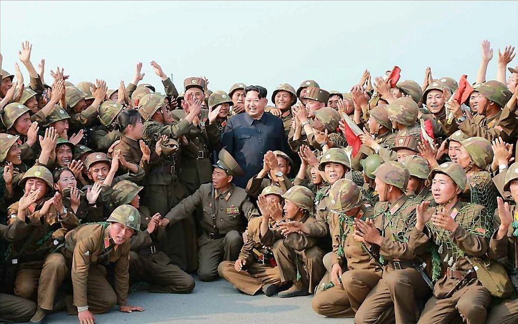 De Noord-Koreaanse dictator Kim Jong-un omringd door militairen. beeld EPA