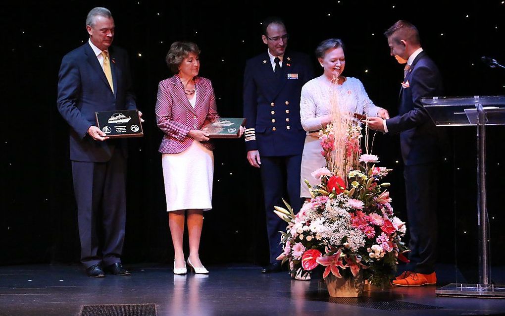 Het cruiseschip ms Rotterdam was zaterdag voor de honderdste keer in de Rotterdamse haven. Tijdens een ceremonie werd een speciaal aandenken gegeven aan prinses Margriet, de kapitein van het schip en de directeur van de rederij. beeld Riekelt Pasterkamp