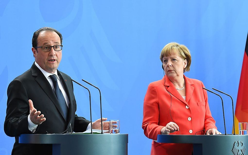 Hollande (l.) en Merkel (r.). beeld AFP