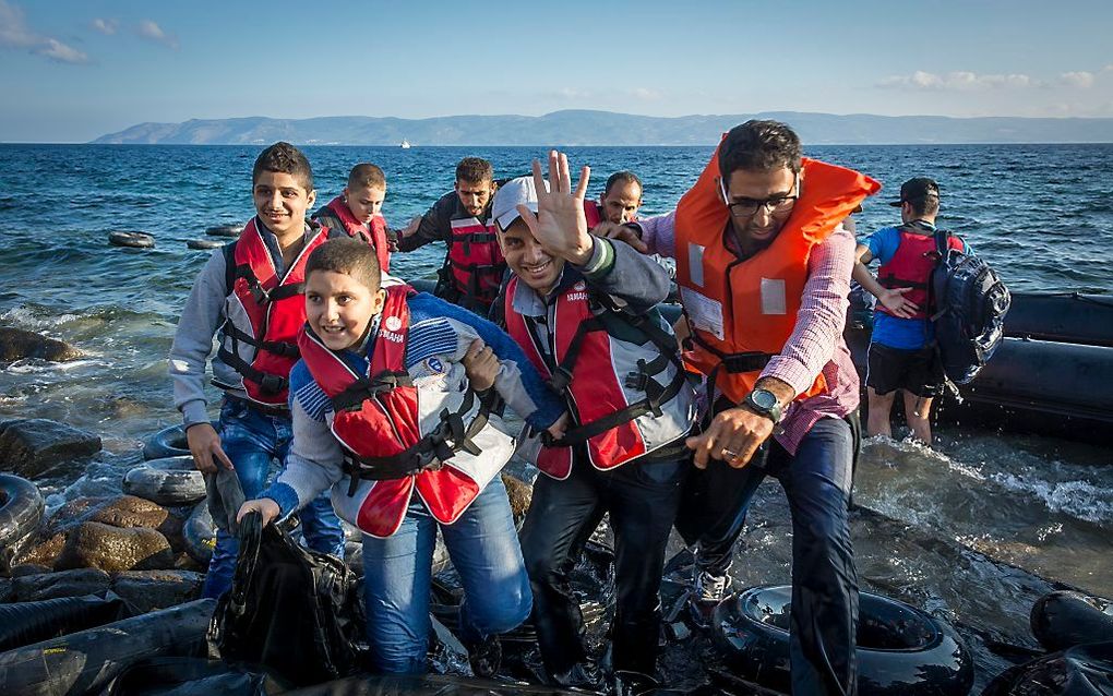 Syrische vluchtelingen komen aan op het strand bij Eftalou, op de achtergrond is de Turkse kust te zien. De oversteek is ongeveer 6,5km. Pas aangespoelde vluchtelingen vormen een steeds groter probleem op het Griekse eiland Lesbos. beeld ANP