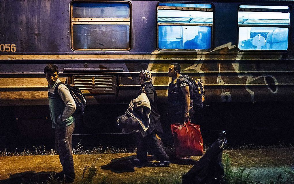 Migranten op een station op de grens van Macedonië en Servië. Beeld AFP