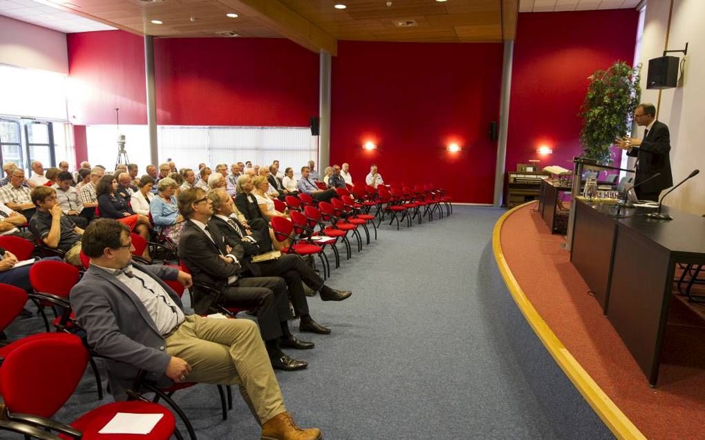 APELDOORN. In het auditorium van de Erdee Media Groep in Apeldoorn ging gisteren de collegeserie ”Verantwoord geloven” van start. Een van de sprekers was prof. dr. W. van Vlastuin (r.). beeld RD, Anton Dommerholt