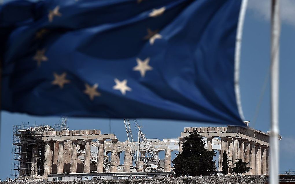 De EU-vlag in Athene met op de achtergrond de Akropolis. beeld AFP