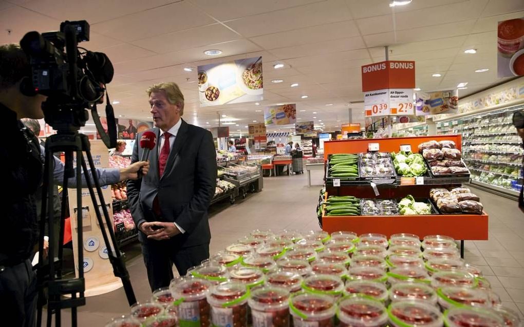 Staatssecretaris Van Rijn vanmorgen in de Albert Heijn in Doorn. De supermarkt kreeg van hem als eerste in Nederland een sticker ”dementievriendelijke winkel” op een van de ruiten geplakt. beeld Jaco Klamer