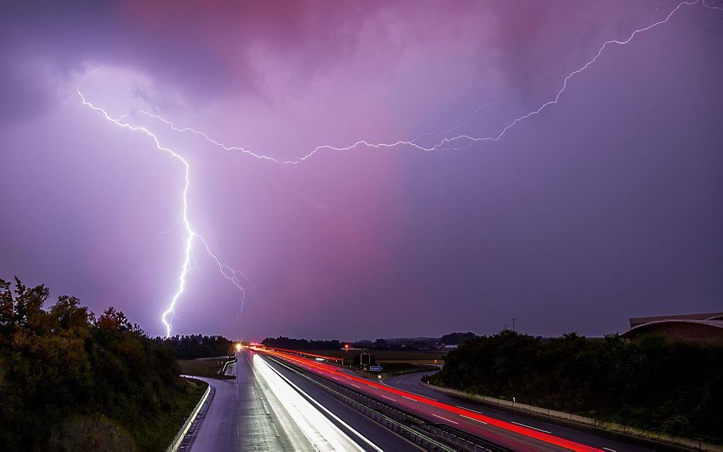 Bliksemflitsen boven autosnelweg A9 bij Allershausen, in Zuid-Duitsland. beeld AFP