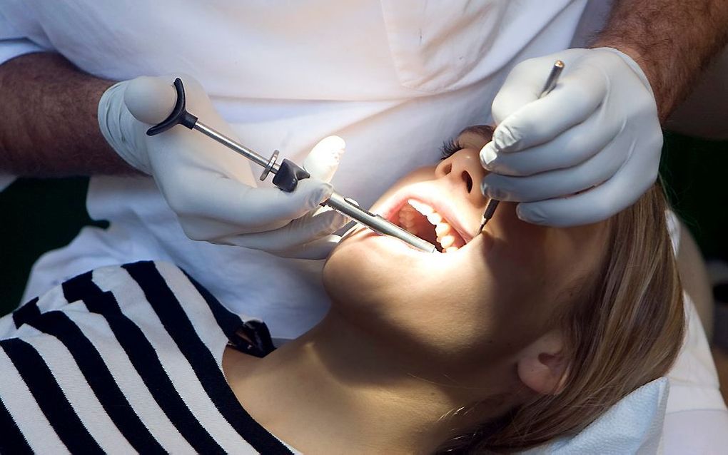 Controleer altijd de rekening van de tandarts, orthodontist of tandprotheticus. Direct contant betalen, geen bonnetje krijgen of een andere rekening ontvangen om op te sturen naar de verzekering; dat hoort niet.  beeld ANP