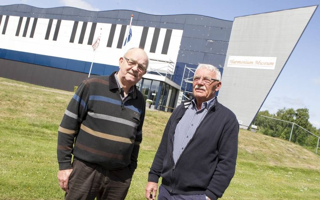 Jan Vos (l.) en Jaap Bos van het Harmoniummuseum in Barger Compascuum.             Beeld RD, Anton Dommerholt