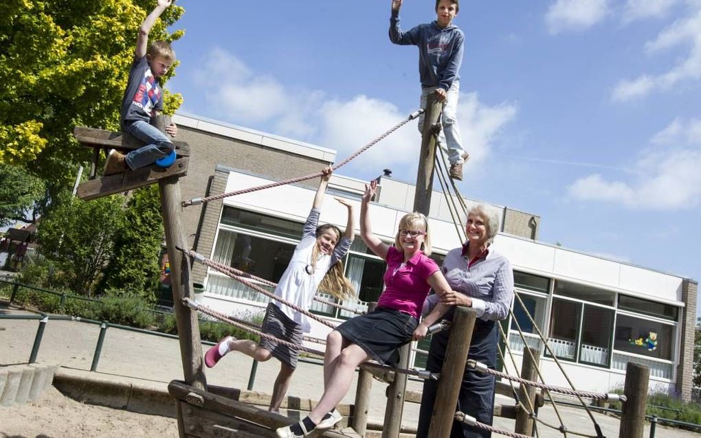 Tineke Ouwendorp-de Visser met enkele leerlingen van ds. D. A. Detmarschool in Ede, v.l.n.r.: Gerco, Yvonne, Lutine en Joachim. beeld Anton Dommerholt