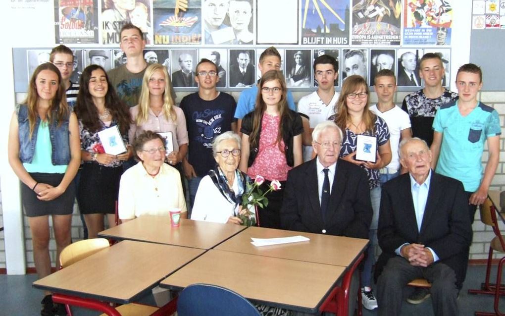 De leerlingen van het Calvijn College met de geïnterviewden (vlnr.): Rachel Dek (85) uit Kruiningen, het echtpaar Tine (90) en Jeroen (93) Vette-Heijboer uit Yerseke en Rinus Sinke (92) uit Yerseke. beeld: Van Scheyen Fotografie