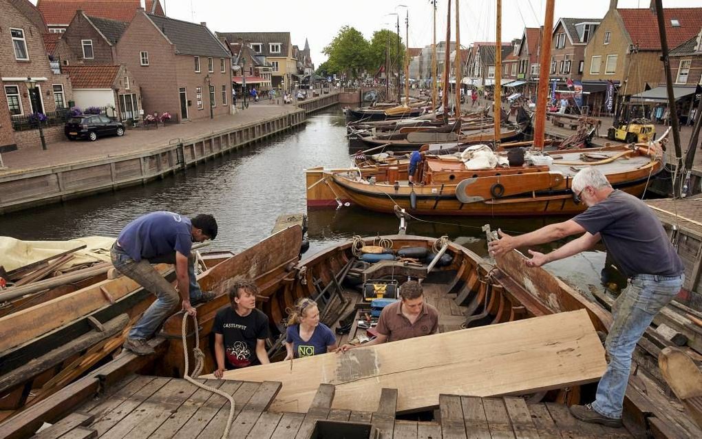 Studenten klussen in Spakenburg op oude botter, de BU 130, Trui geheten. beeld Jaco Klamer