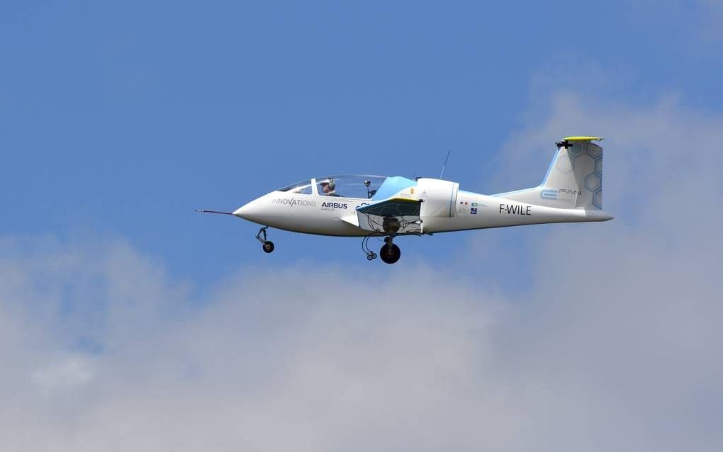 De 600 kilogram zware Airbus E-fan landde vrijdag na een geslaagde vlucht over het Kanaal in het Franse Calais. beeld Airbus Group, Jean-Vincent Reymondon