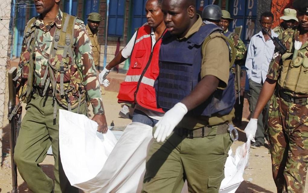 SOKO MBUZI. Keniaanse militairen en Rode Kruismedewerkers droegen dinsdag lichamen weg van de plek waar terreurgroep al-Shabaab die nacht een aanslag pleegde. De Somalische beweging doodde deze week 14 mijnwerkers in Soko Mbuzi, een dorp in het noordooste