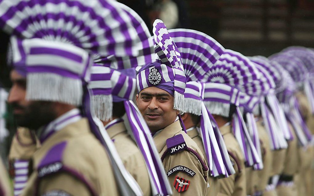 Indiase politiemannen tijdens de oefening voor de Martelarendag in de zomerhoofdstad van de Indiase Kashmir. beeld EPA