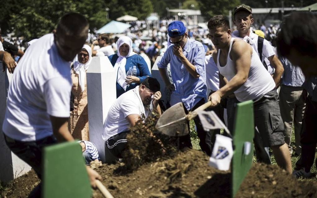 POTOCARI. Een Bosnische man treurde zaterdag nabij de Bosnische plaats Potocari bij de begrafenis van resten van moslims die omkwamen op 11 juli 1995, twintig jaar geleden. Toen viel de enclave Srebrenica. Daarbij werden duizenden moslimmannen vermoord.  