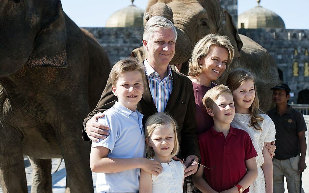 Prins Gabriël, koning Filip, prinses Eleonore, prins Emmanuel, koningin maghilde en kroonprinses Elisabeth (v.l.n.r.) poseren voor de pers. beeld AFP