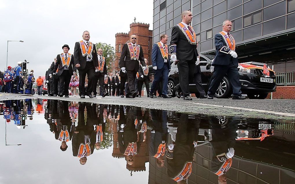 Protestantse demonstranten zijn maandagavond slaags geraakt met de politie in de Noord-Ierse hoofdstad Belfast. Zeker negen agenten raakten gewond. De rellen braken uit tijdens de jaarlijkse Oranjemars nadat de pro-Britse protestanten niet door een kathol