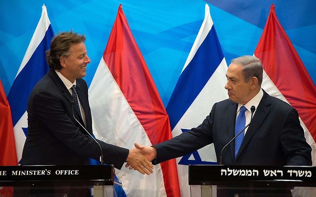 Koenders (l.) schudt de hand van Netanyahu tijdens een gezamenlijke persconferentie dinsdag in Jeruzalem. Beeld AFP