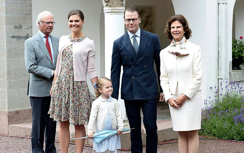 Koning Carl Gustaf, kroonprinses Victoria, prinses Estelle, prins Daniel en koningin Silvia (v.l.n.r.). beeld EPA