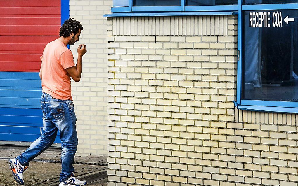 Een van de eerste asielzoekers die woensdagavond arriveerden bij de noodopvang in de IJsselhallen in Zwolle. beeld ANP