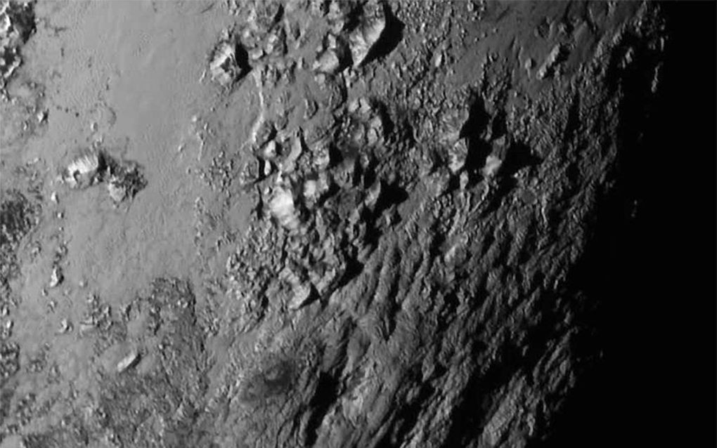 Pluto heeft weer wat minder geheimen voor de mens. Woensdagavond bracht NASA de eerste close-upfoto’s van de mysterieuze dwergplaneet naar buiten.  beeld AFP