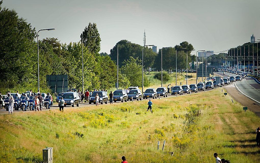 De rouwauto's op weg naar Hilversum. beeld RD