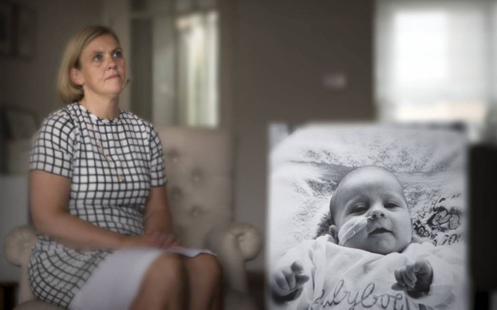 Hanneke Kunz-Dankers met een foto van Jesse. Beeld RD, Henk Visscher