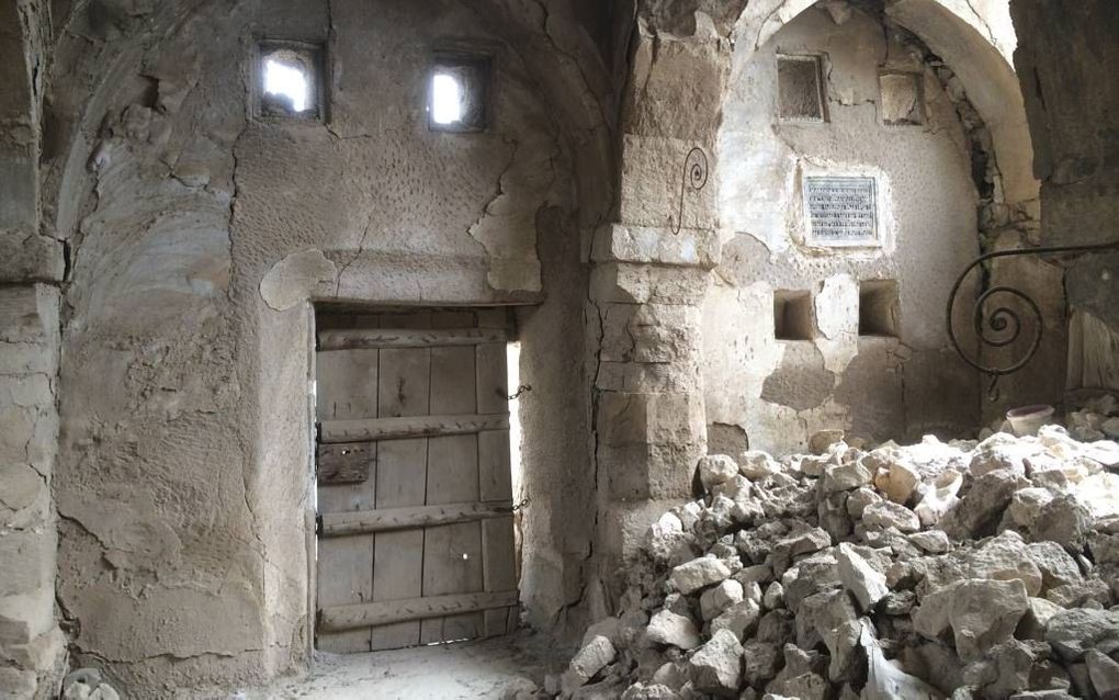 Het joodse bedehuis bevindt zich in vervallen staat. De wanden en het dak zijn deels ingestort.  Beeld RD