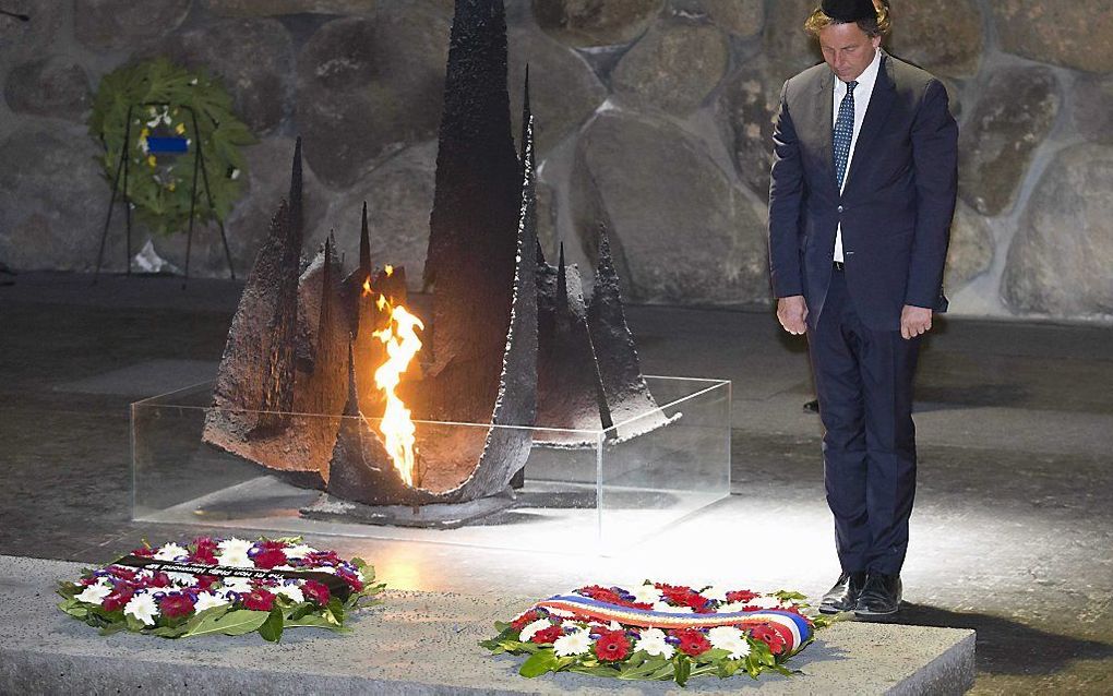 Minister Koenders van Buitenlandse Zaken tijdens een bezoek aan het Holocaustmuseum Yad Vashem. beeld EPA