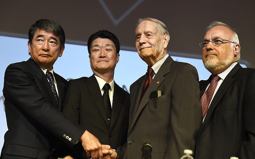 James Murphy schudt de hand met Hikaru Kimura van Mitsubishi Materials. Beeld AFP