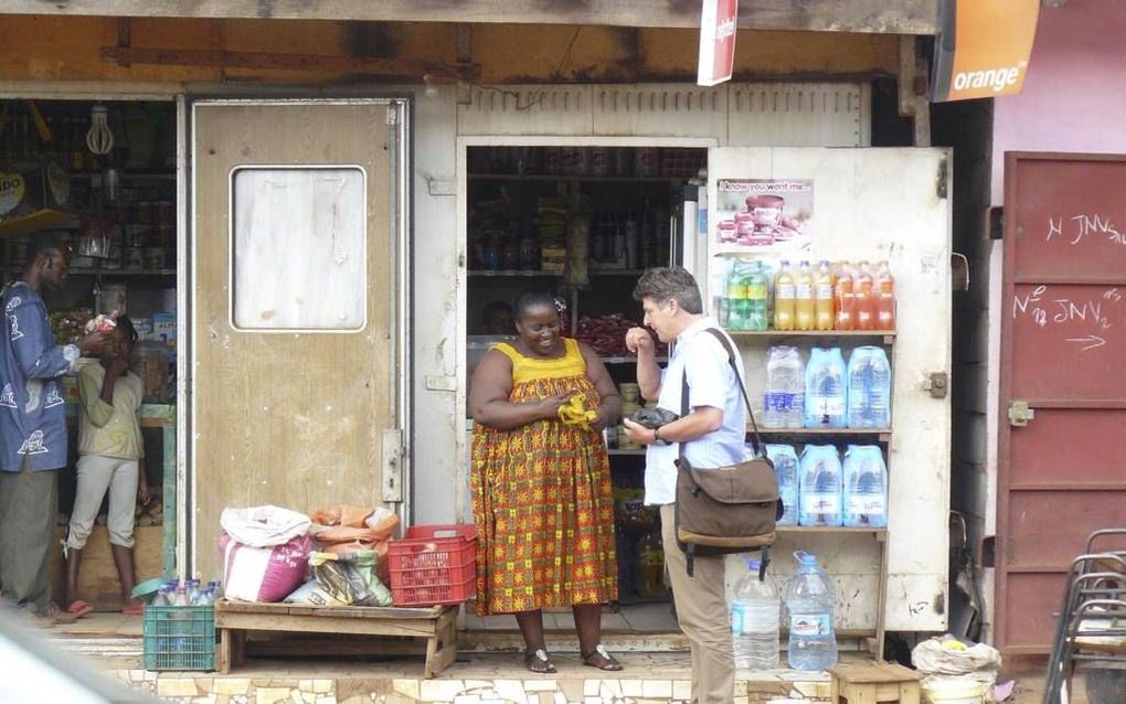 YAHOUNDE. Rwandese vluchtelingen hebben winkeltjes gestart, gestimuleerd door Microcrediet.  beeld Egbert Brink