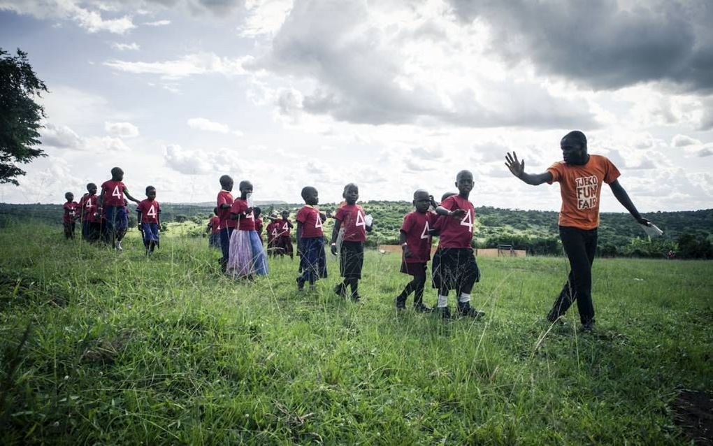 Ferdi en Tatiana van den Bergh trekken met een mobiele speeltuin door Uganda. beeld Maarten Boersema