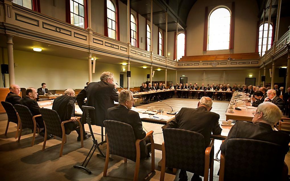 Generale synode 2013 van de Gereformeerde Gemeenten. Op de voorgrond, vierde van rechts, preses ds. J.J. van Eckeveld