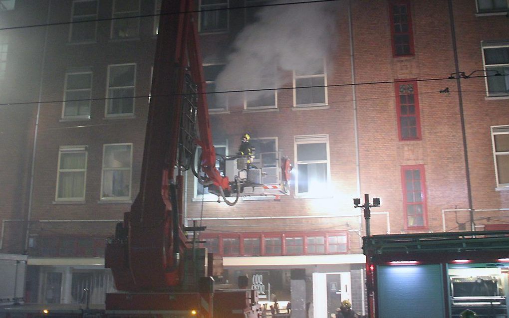 In het centrum van Den Haag heeft in de nacht van maandag op dinsdag een grote, felle brand gewoed in een portiekwoning. Daarbij is in ieder geval één dode gevallen. Verder zijn drie gewonden naar het ziekenhuis gebracht. Van hen is er een „ernstig aan to