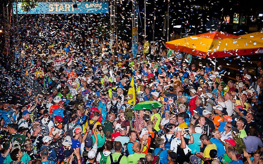 De eerste deelnemers van de Nijmeegse Wandelvierdaagse zijn dinsdag om 04.00 uur op pad gegaan. Ze lopen dinsdag de dag van Elst. Voor de 99ste editie van het jaarlijkse Nijmeegse wandelevenement hebben zich dit jaar 42.684 mensen aangemeld. beeld ANP